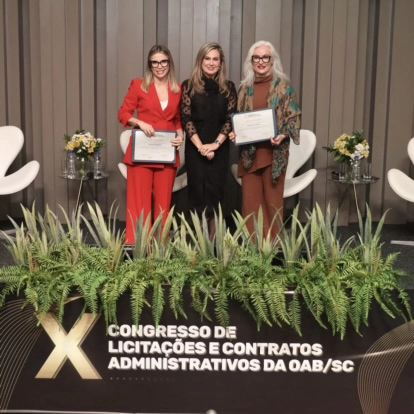 Com a Prof. Christianne Stroppa e a Dra. Camila Steiner, X Congresso de Licitações e Contratos Administrativos da OAB/SC